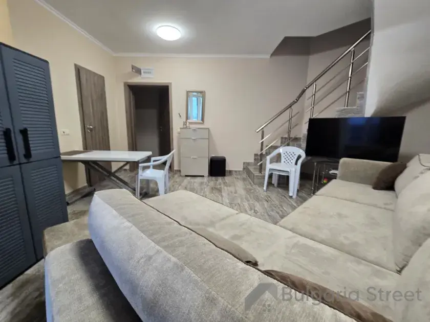 Duża sofa na pierwszym piętrze mieszkania