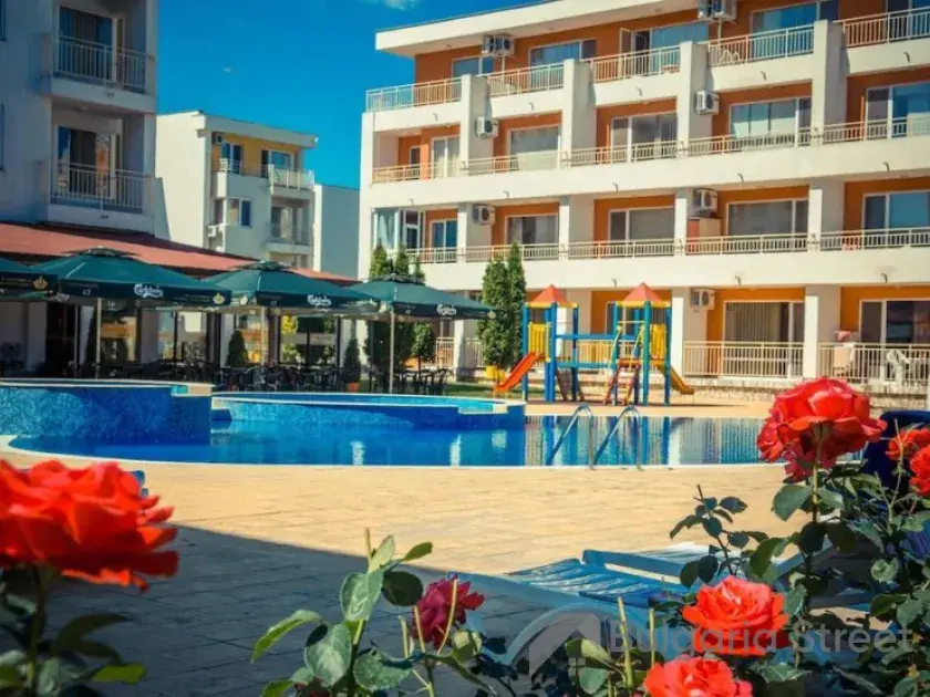 Widok na basen z tarasu