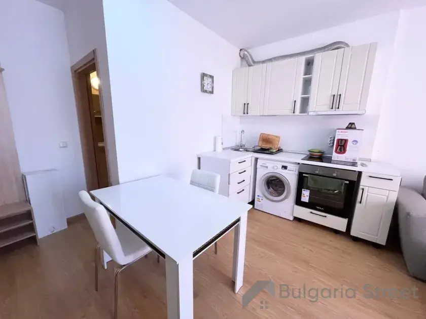 Stół jadalniany i kuchnia