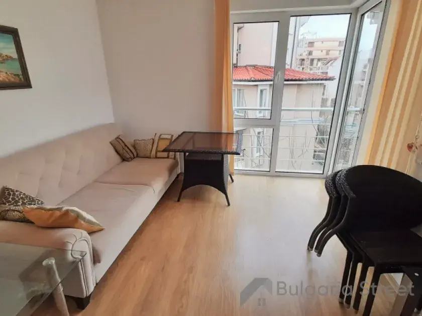 Kanapa w jasnym kolorze