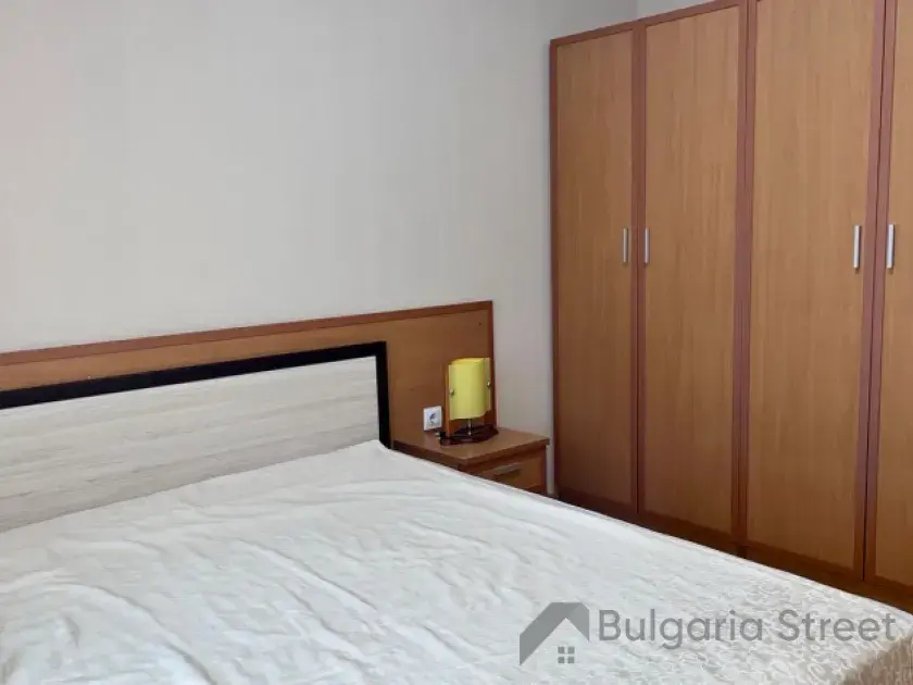 Łóżko i szafa w sypialni