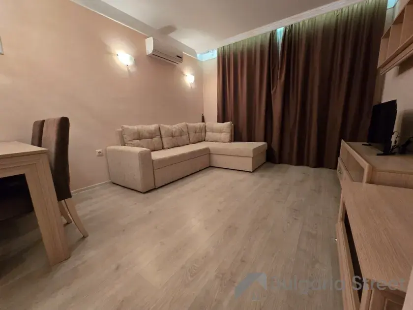 Sofa i telewizor w salonie