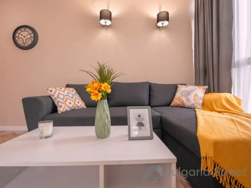 Sofa i stół w salonie
