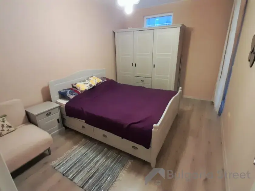 Łóżko i szafa w sypialni