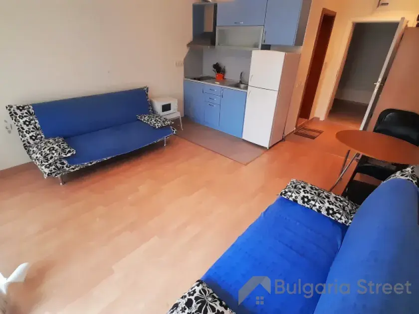 Dwa niebieskie sofy w pokoju