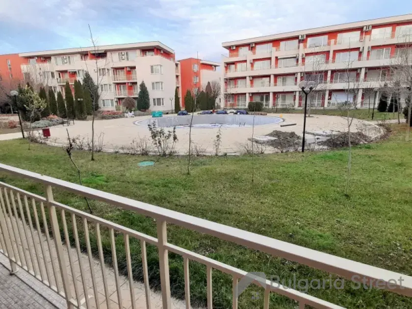 Widok na basen z tarasu mieszkania