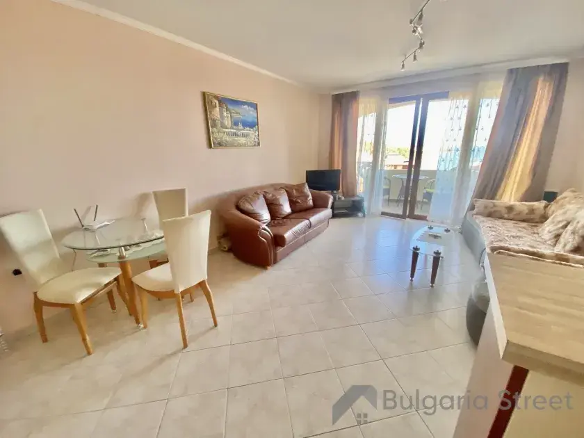 Przestronny i komfortowy salon apartamentu