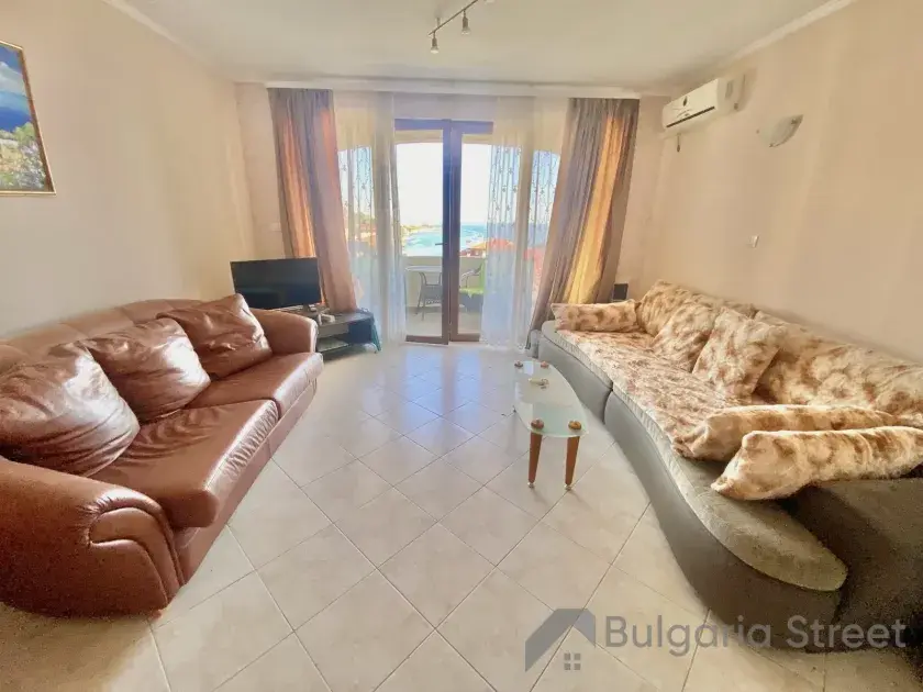 Dwa wygodne sofy w salonie apartamentu
