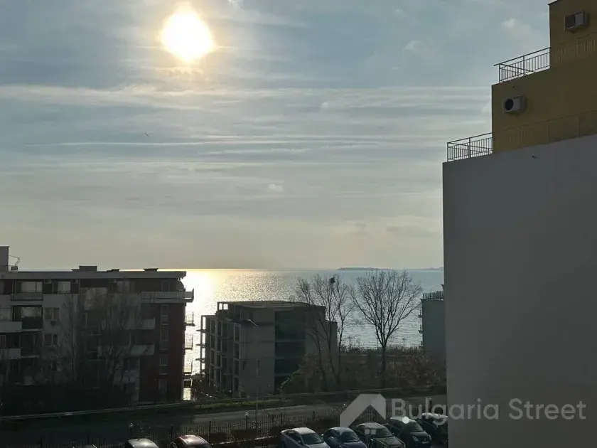częściowy widok na morze z tarasu mieszkania