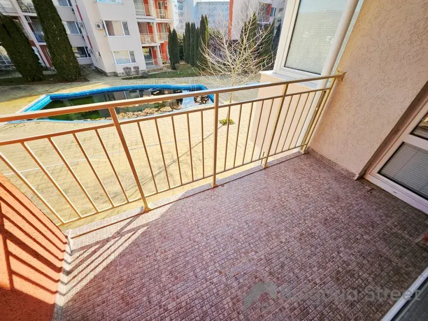 Balkon z widokiem na basen