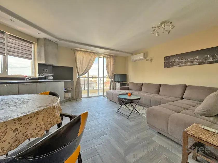 Sofa i telewizor w salonie