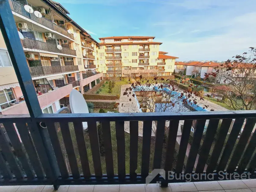 Widok na basen z balkonu