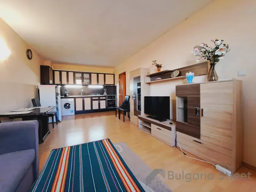Telewizor i sofa w salonie