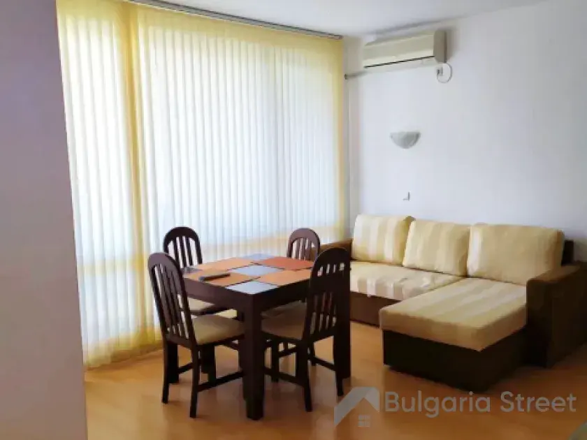 Stół i sofa w salonie