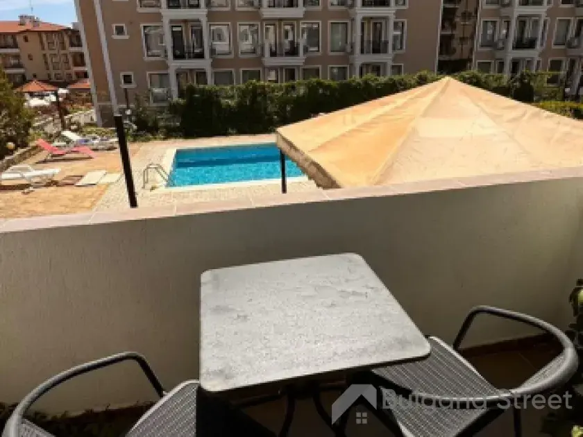 Balkon z widokiem na basen