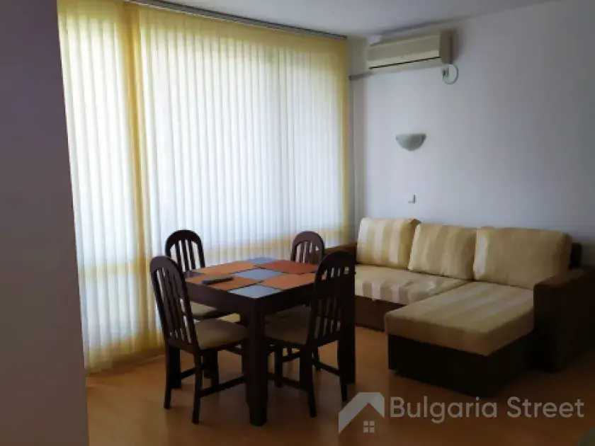 Sofa i stół z krzesłami