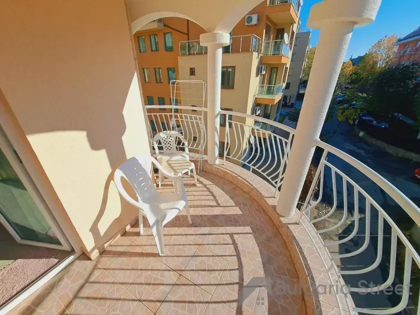 Balkon z krzesełkami