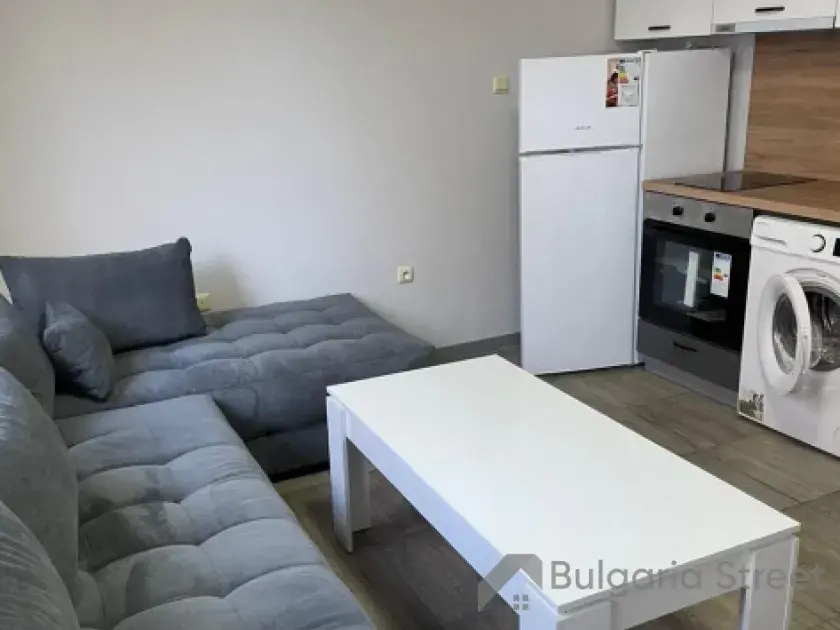 Kanapa i strefa kuchenne w mieszkaniu
