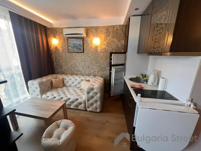 Piękna pikowana sofa w pokoju