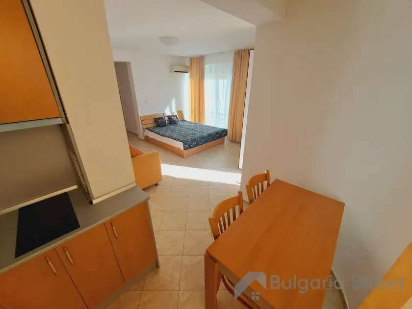Stół jadalny i kuchnia w salonie