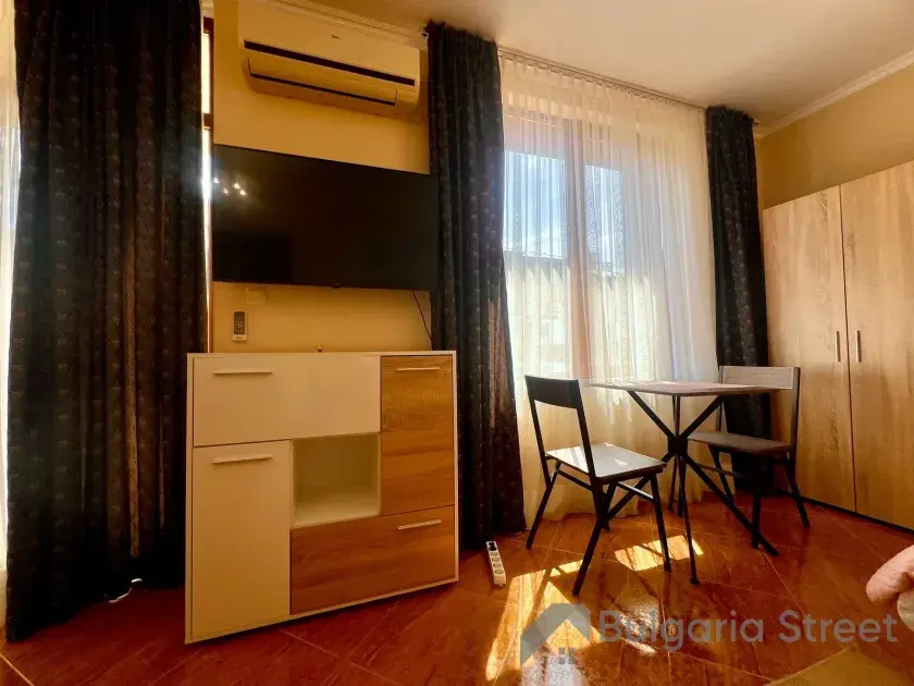 Klimatyzator i telewizor na ścianie