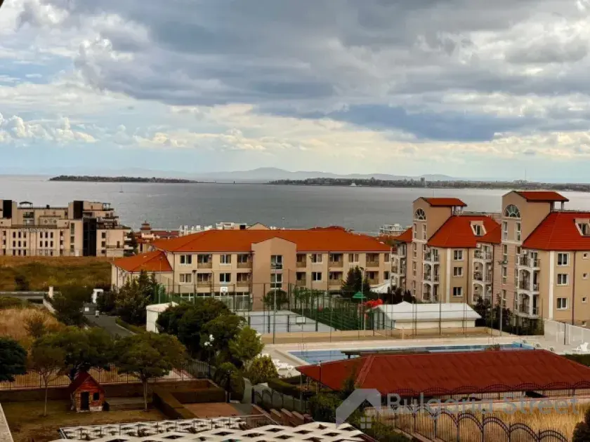 Widok z balkonu na basen i morze