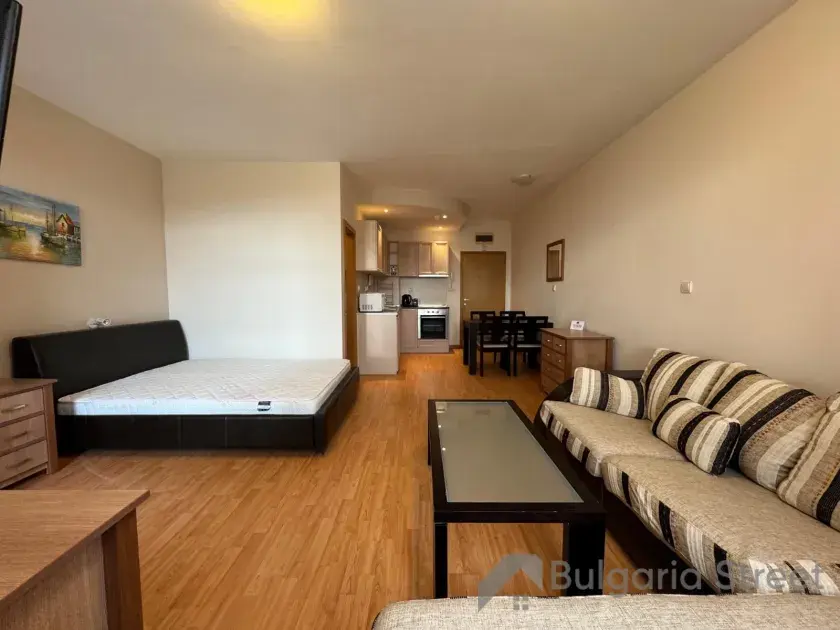 Łóżko dwuosobowe i sofa