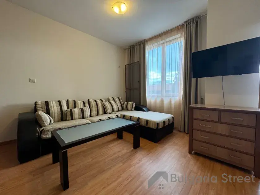Sofa i telewizor na ścianie