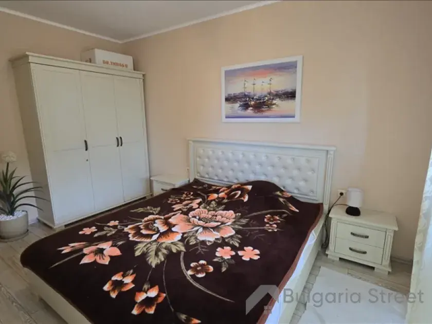 Łóżko i szafa