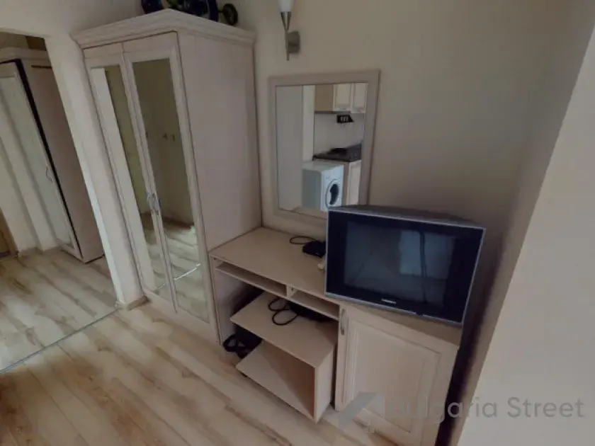 Szafa lustro i telewizor