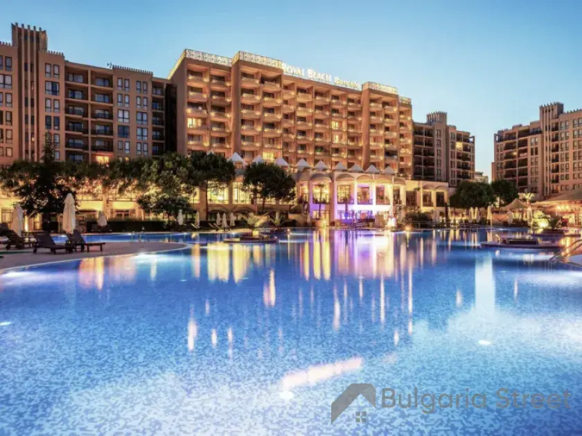 Basen i fasada kompleksu Barcello Royal Beach