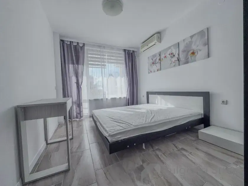 Łóżko dwuosobowe w sypialni