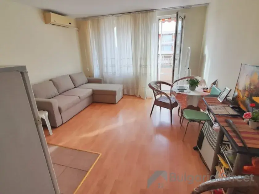 Sofa i stół z krzesłami