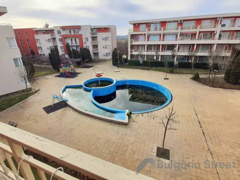 Balkon z widokiem na basen