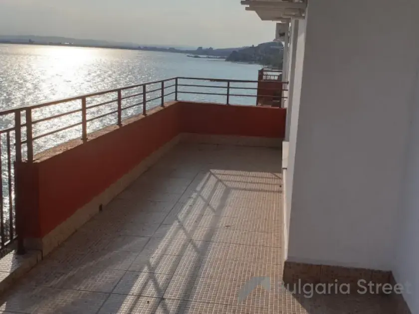 Frontowy panoramiczny widok na morze z tarasu.
