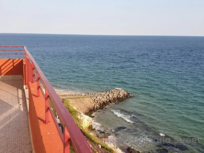 Frontowy panoramiczny widok na morze z tarasu.