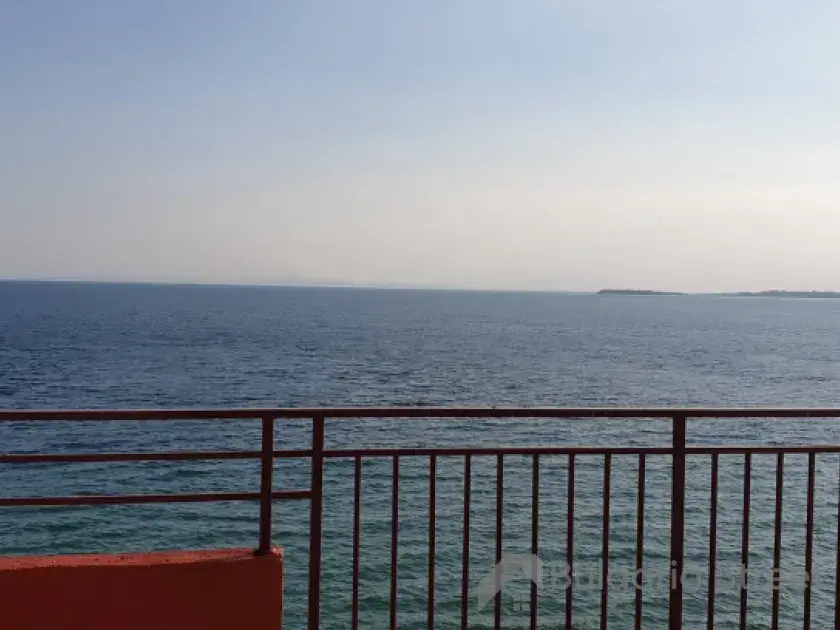 Frontowy panoramiczny widok na morze z tarasu.