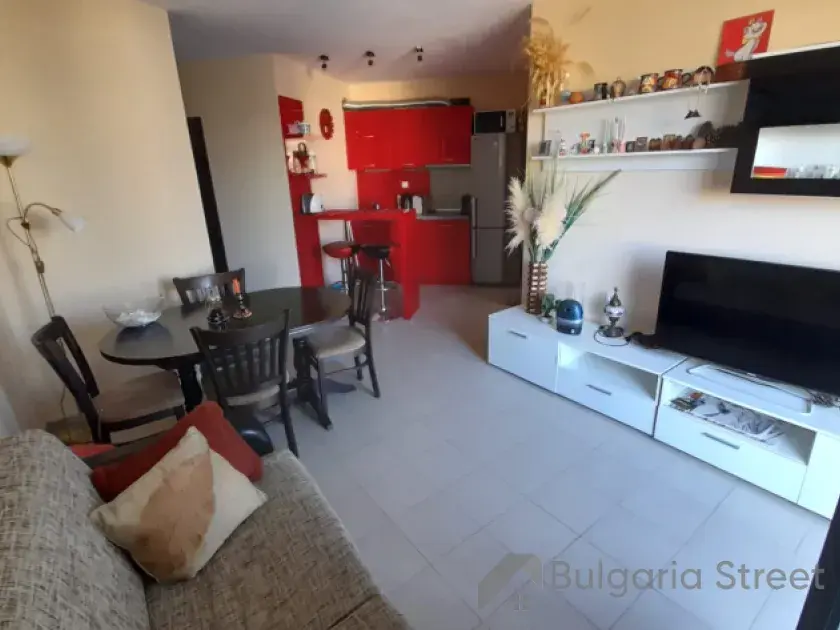 Sofa i telewizor w salonie