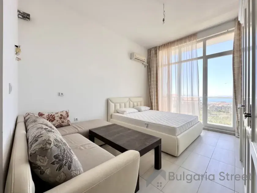 Studio Orhideya Residence: sofa, łóżko, widok na morze z okna.