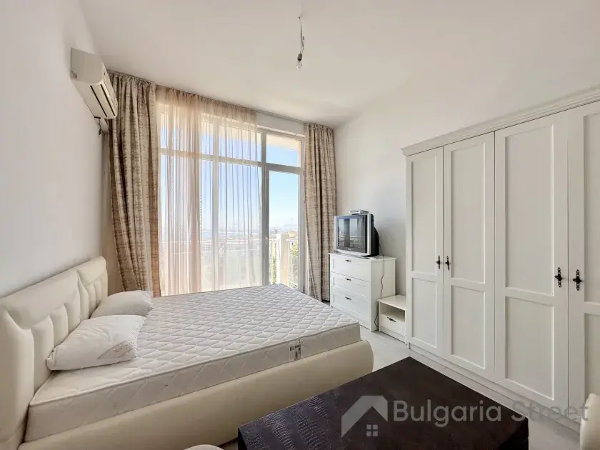 Studio Orhideya Residence: łóżko, szafa, okno.
