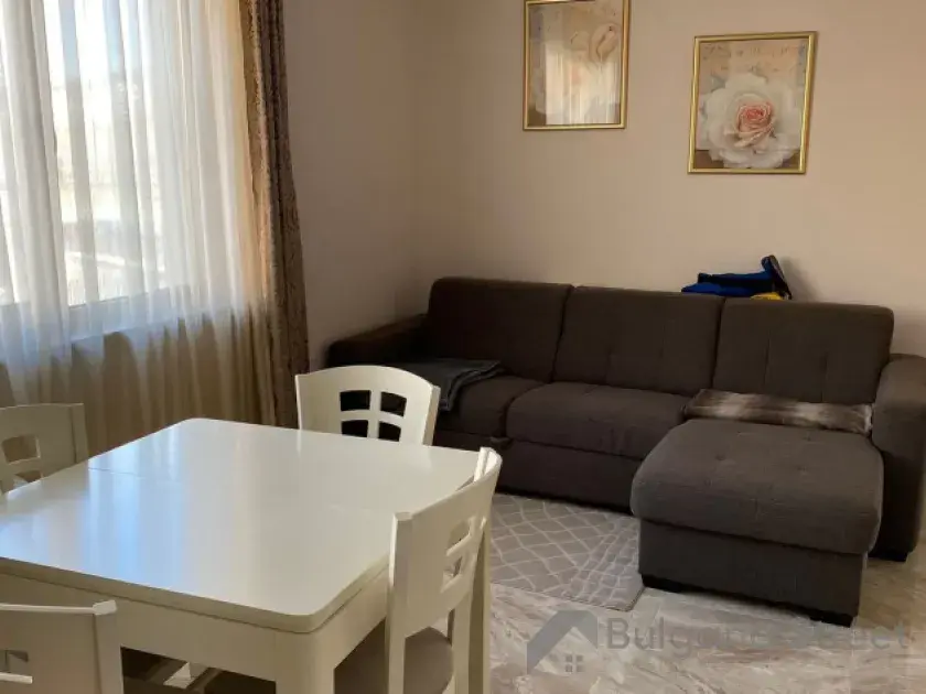 stół i kanapa w salonie