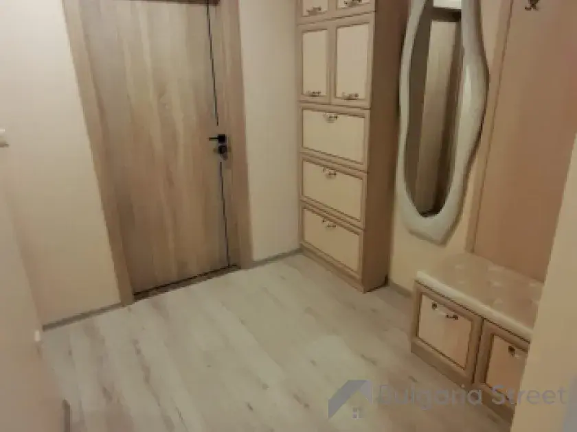 Przedpokój z szafą