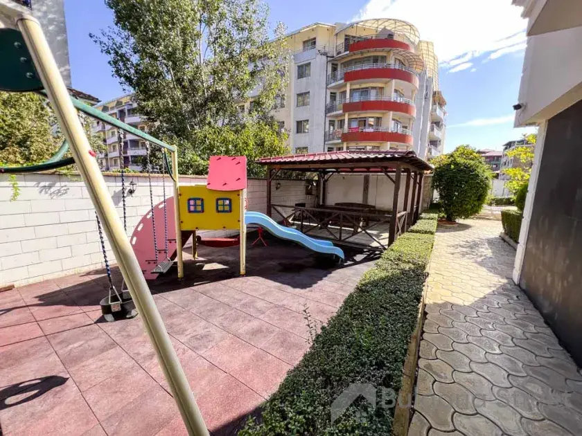teren kompleksu, plac zabaw
