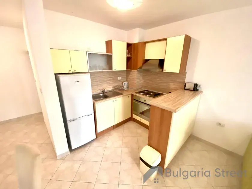 Salon, kuchnia i strefa jadalna.