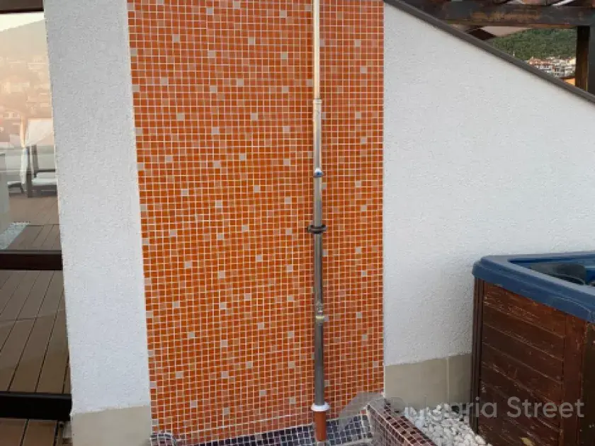 Wyposażony dach z strefami wypoczynkowymi i jacuzzi.