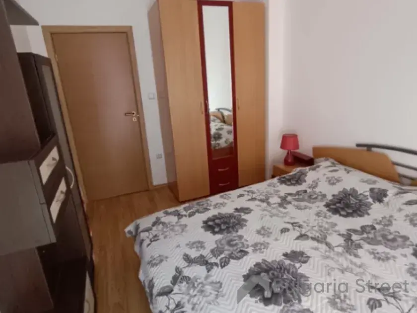 łóżko i szafa