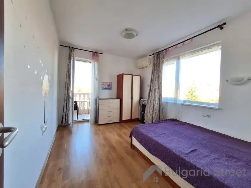 Łóżko i szafa w sypialni