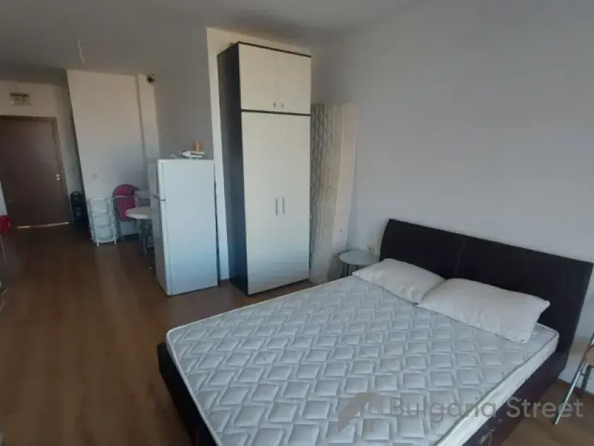Lodówka i łóżko