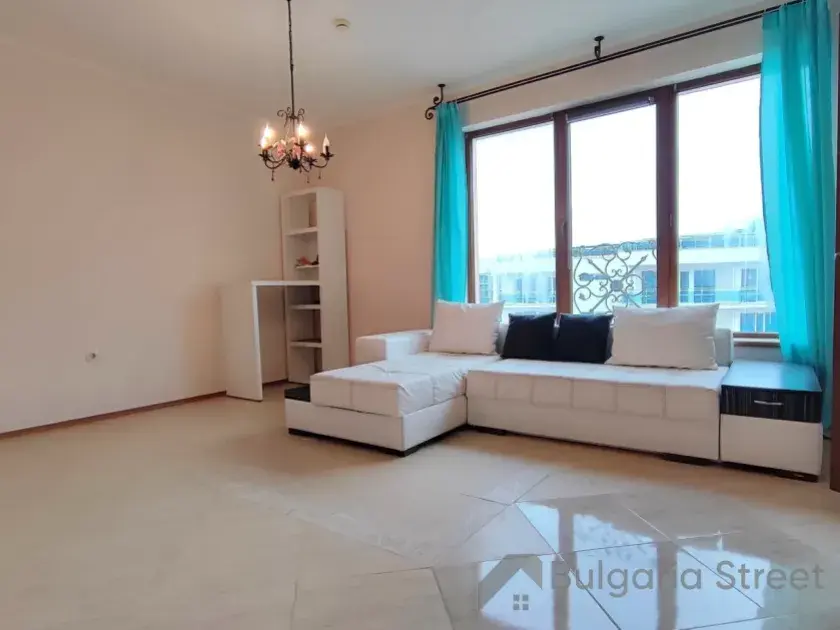 Biała sofa w pokoju