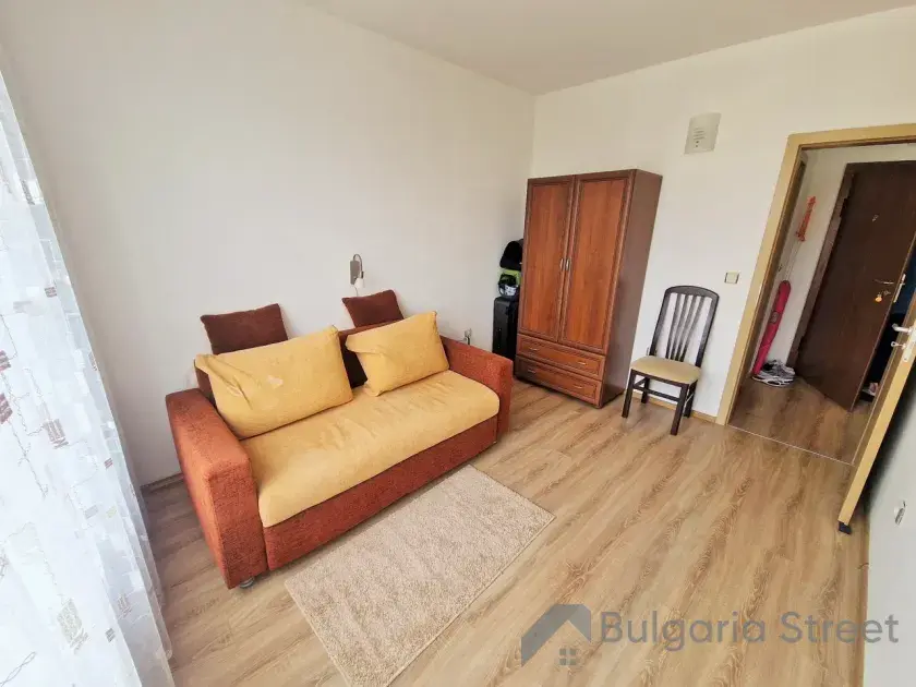 Sofa i szafa w sypialni